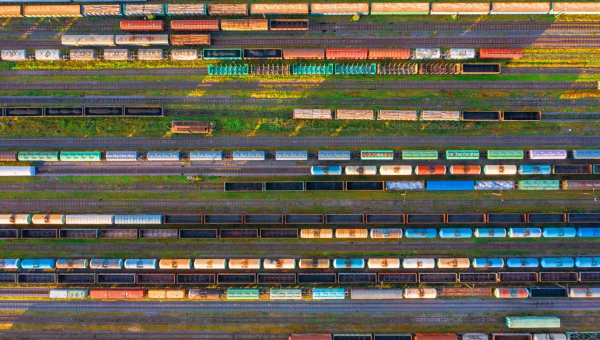 Transport morski i kolejowy: jak połączyć przewozy w 2025 roku dla lepszego zarządzania łańcuchem dostaw