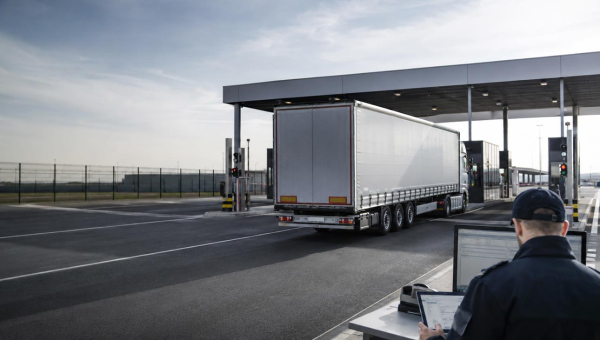 Kontrola celna bez stresu? Przygotuj dokumenty tak, żeby transport drogowy przejechał granicę bez zatrzymania